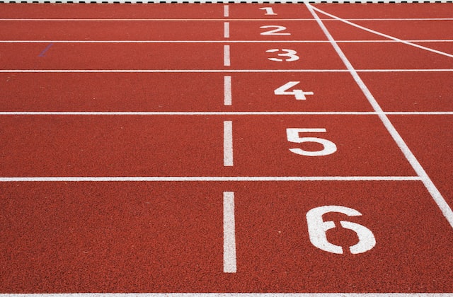 A runner starting field with numbered lanes A runner starting field with numbered lanes